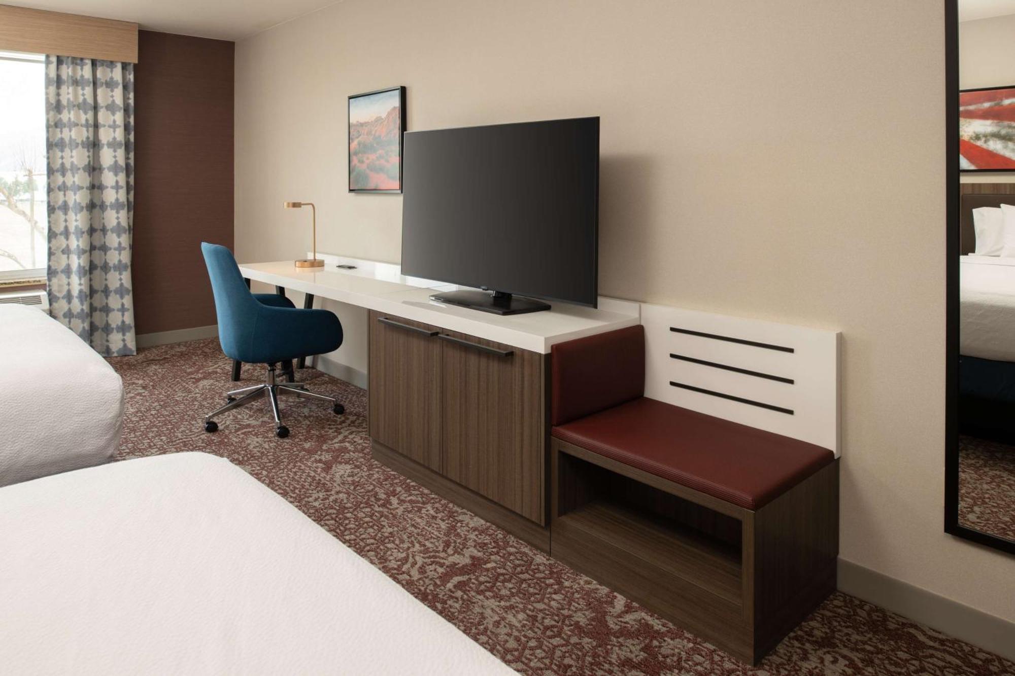 Hilton Garden Inn Fontana Exterior photo