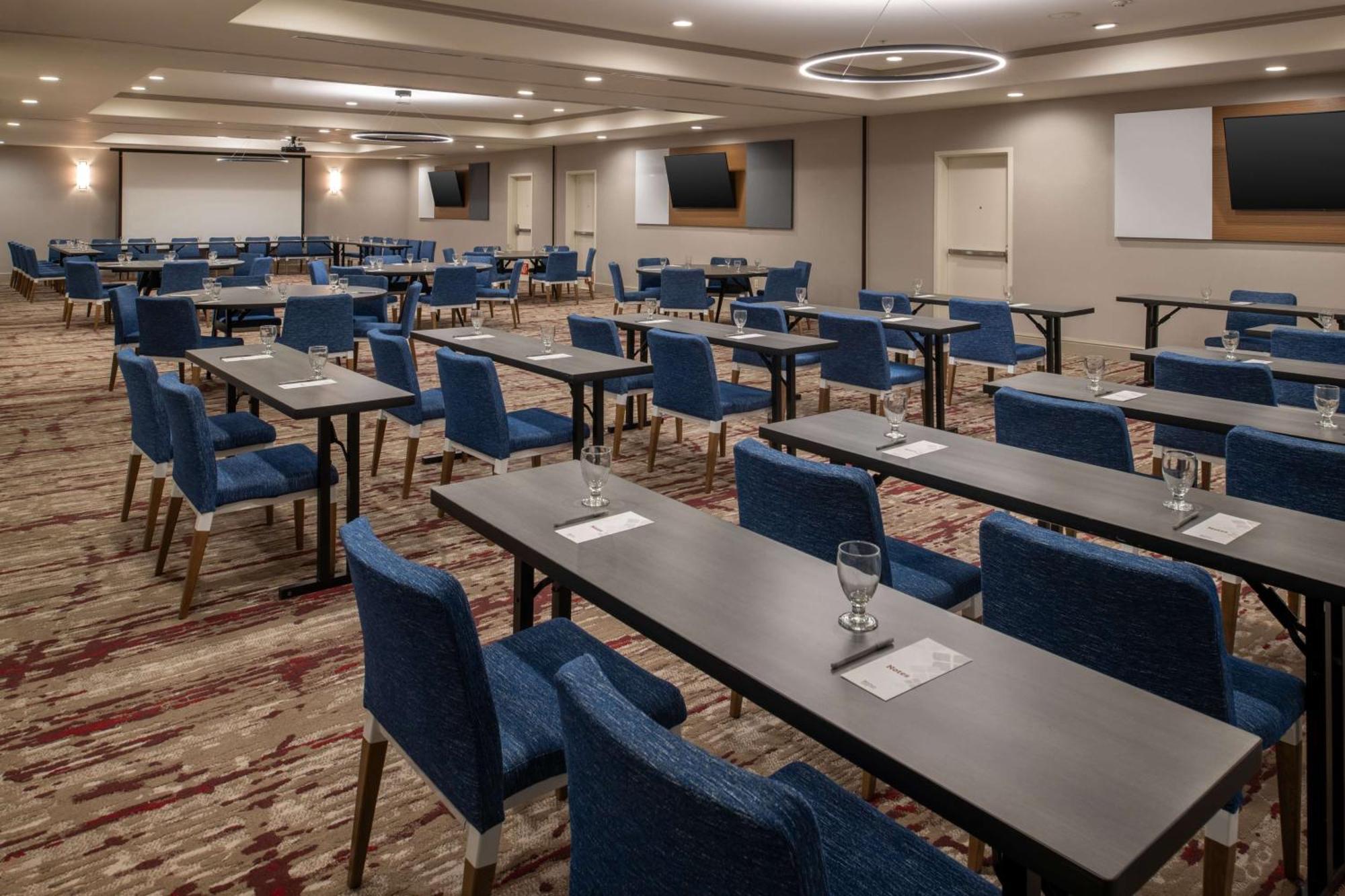 Hilton Garden Inn Fontana Exterior photo
