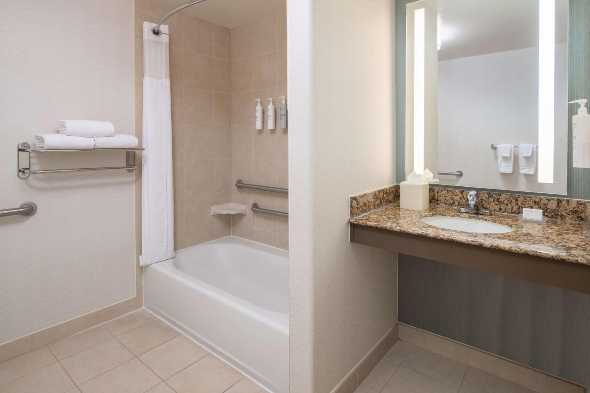 Hilton Garden Inn Fontana Exterior photo