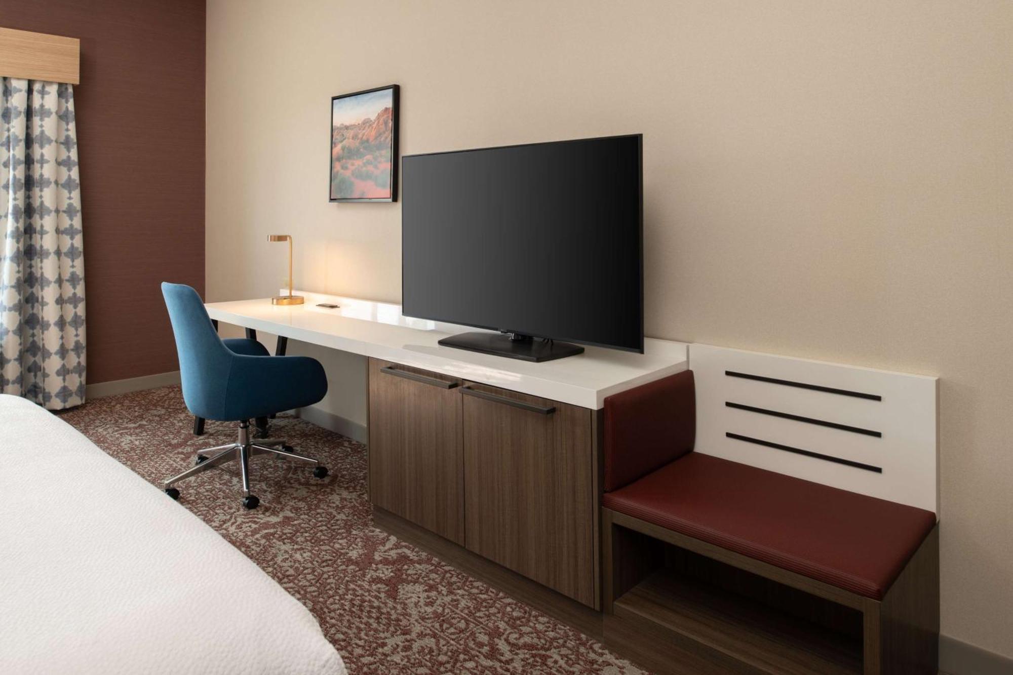 Hilton Garden Inn Fontana Exterior photo