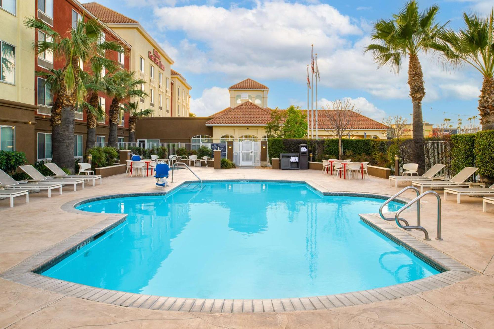 Hilton Garden Inn Fontana Exterior photo