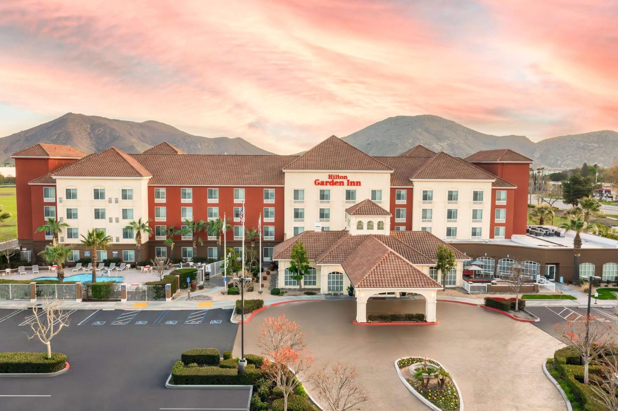 Hilton Garden Inn Fontana Exterior photo